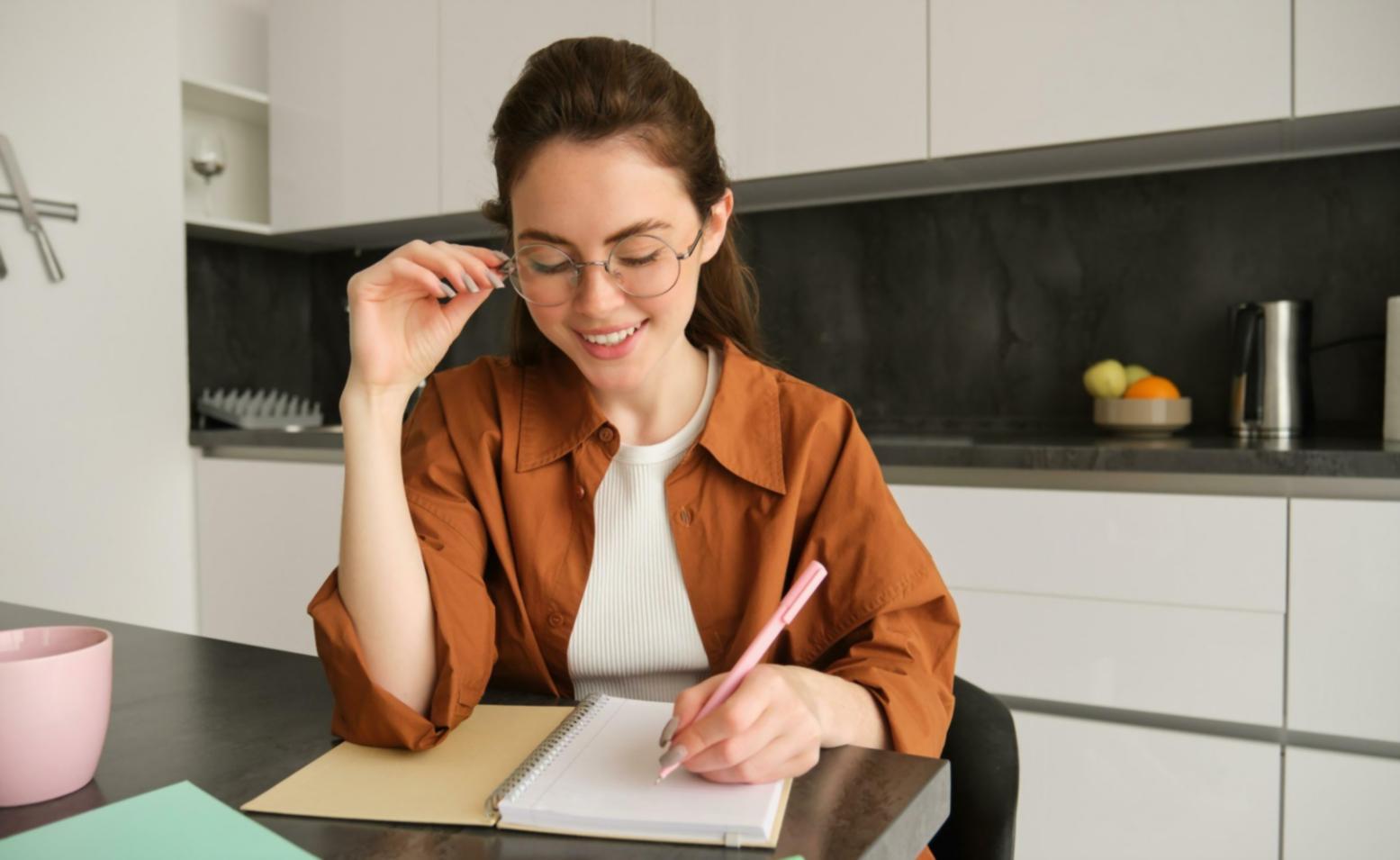 Professionelle Arbeitsumgebung mit Finanzunterlagen